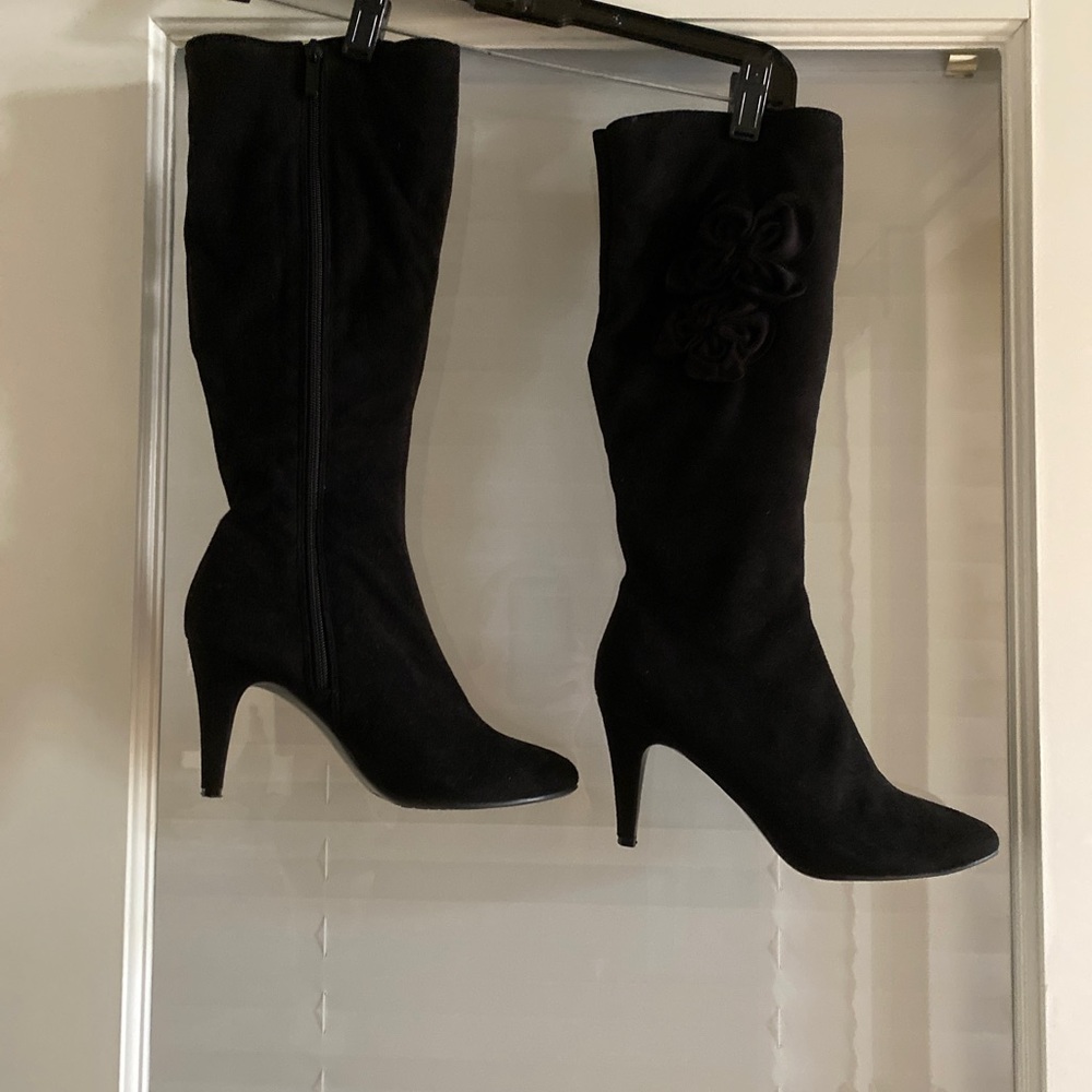 Elegant Black Knee-High Boots With Flower Design 7 1/2